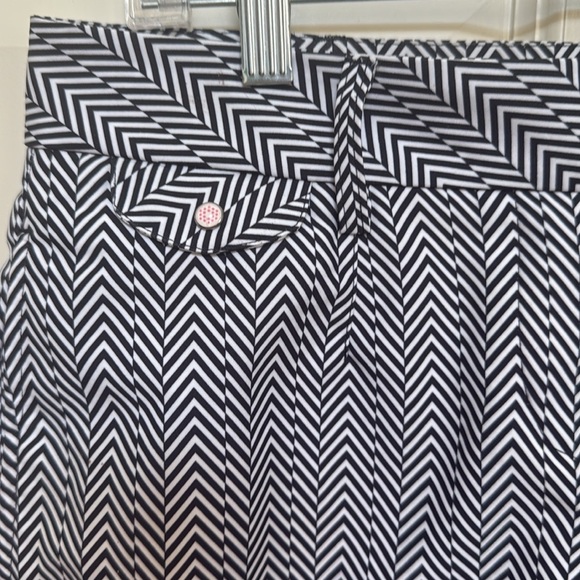 Puma Sport Lifestyle black white zigzag athletic golf shorts Women's Size 6 - Picture 2 of 5